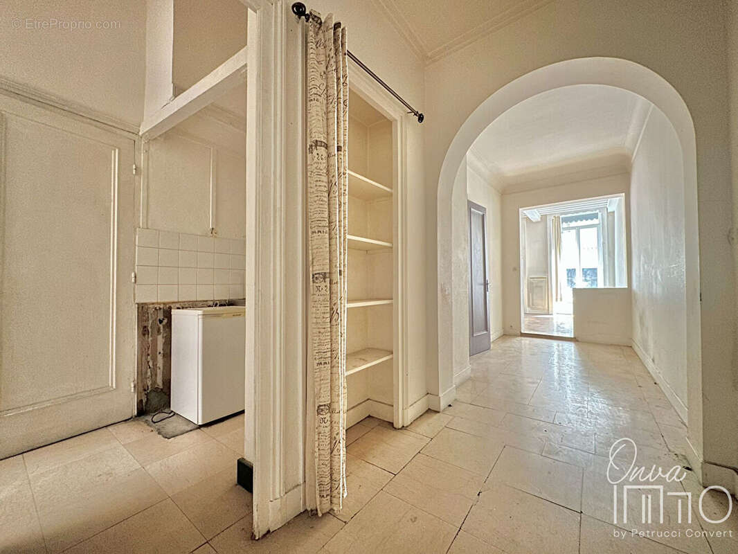 Hôtel de Ville - Rue de l'Arbre Sec - T2 de 58m² à fort potentiel - photo 6