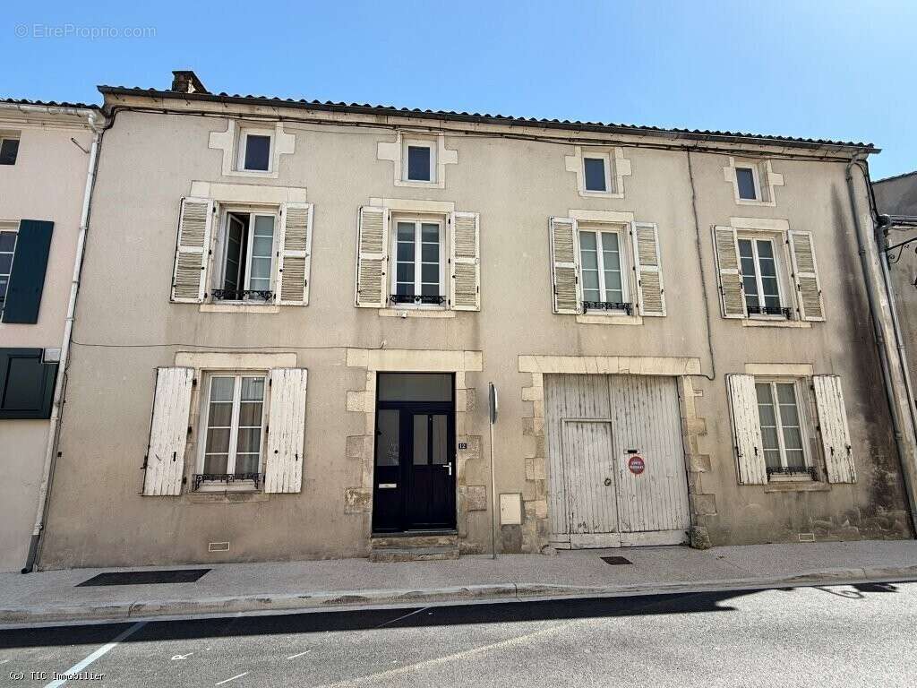 Maison à AIGRE