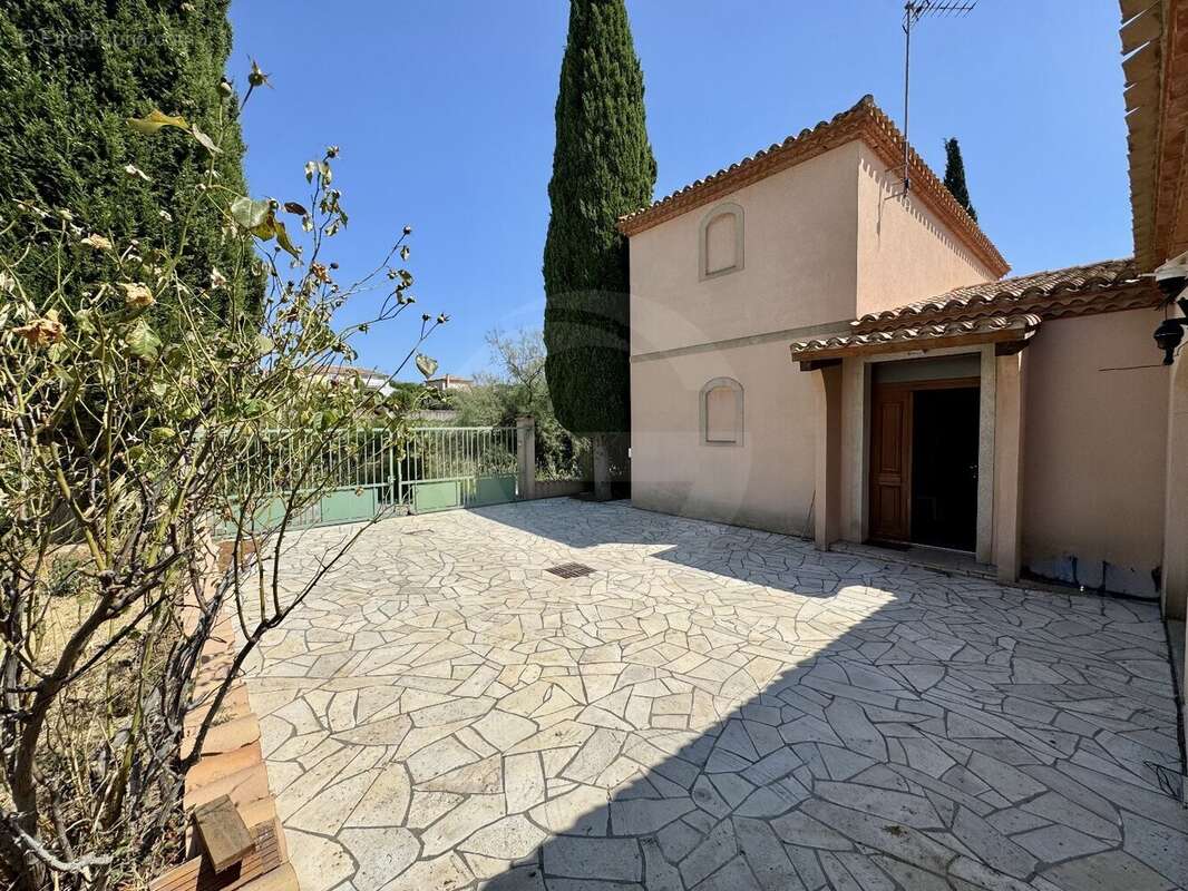 Villa pieds dans l'eau à Bouzigues : un bien rare sur le bassin de Thau - photo 6