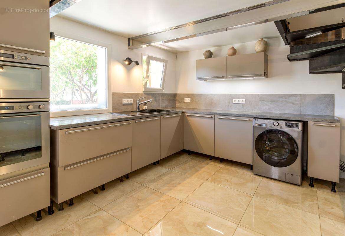 Maison de caractère de 175 m² avec appartement indépendant, jardin, jacuzzi et garage – carros village - photo 23