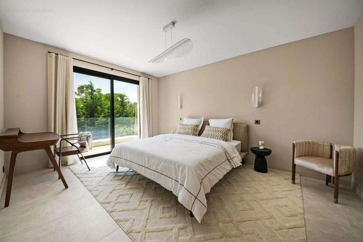 MOUGINS Villa contemporaine au calme dans un quartier hyper-recherché - photo 8