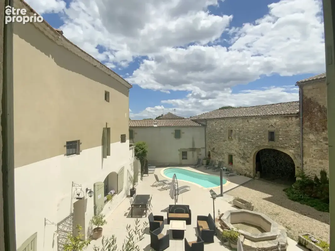 Mas de village du XIXo siècle avec cour , piscine dans un village avec commerces. - photo 5