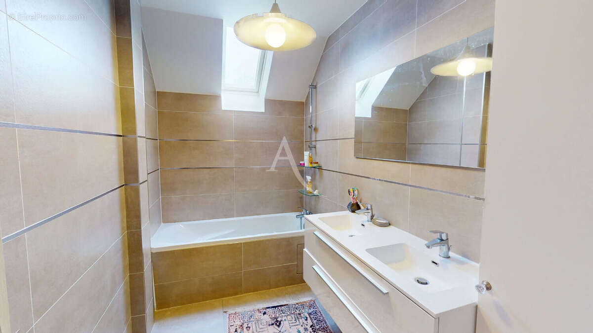 Maison à SAINT-THIBAULT-DES-VIGNES