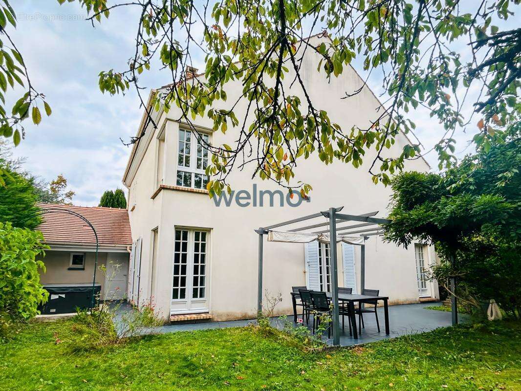 Maison à SAINT-REMY-LES-CHEVREUSE