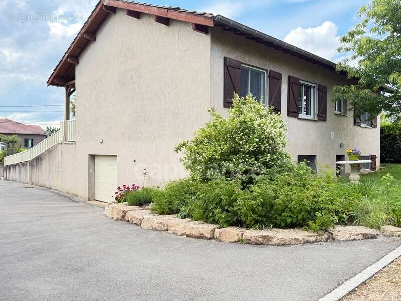 Maison familiale avec grand sous-sol, jardin arboré et vue dégagée – Proche Pont-de-Vaux - photo 4