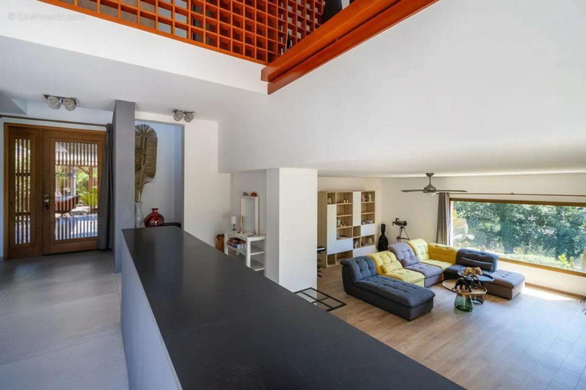 Maison de 8 pièces de 235 m² à Sanary-sur-Mer - photo 2