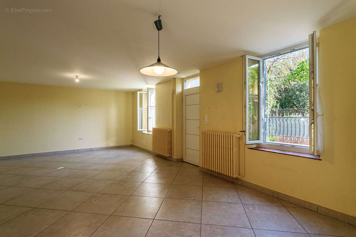 CARCASSONNE - VILLEGAILHENC  Villa T5  148m²  (113m² Hab.) avec garage et grand jardin arboré - photo 7