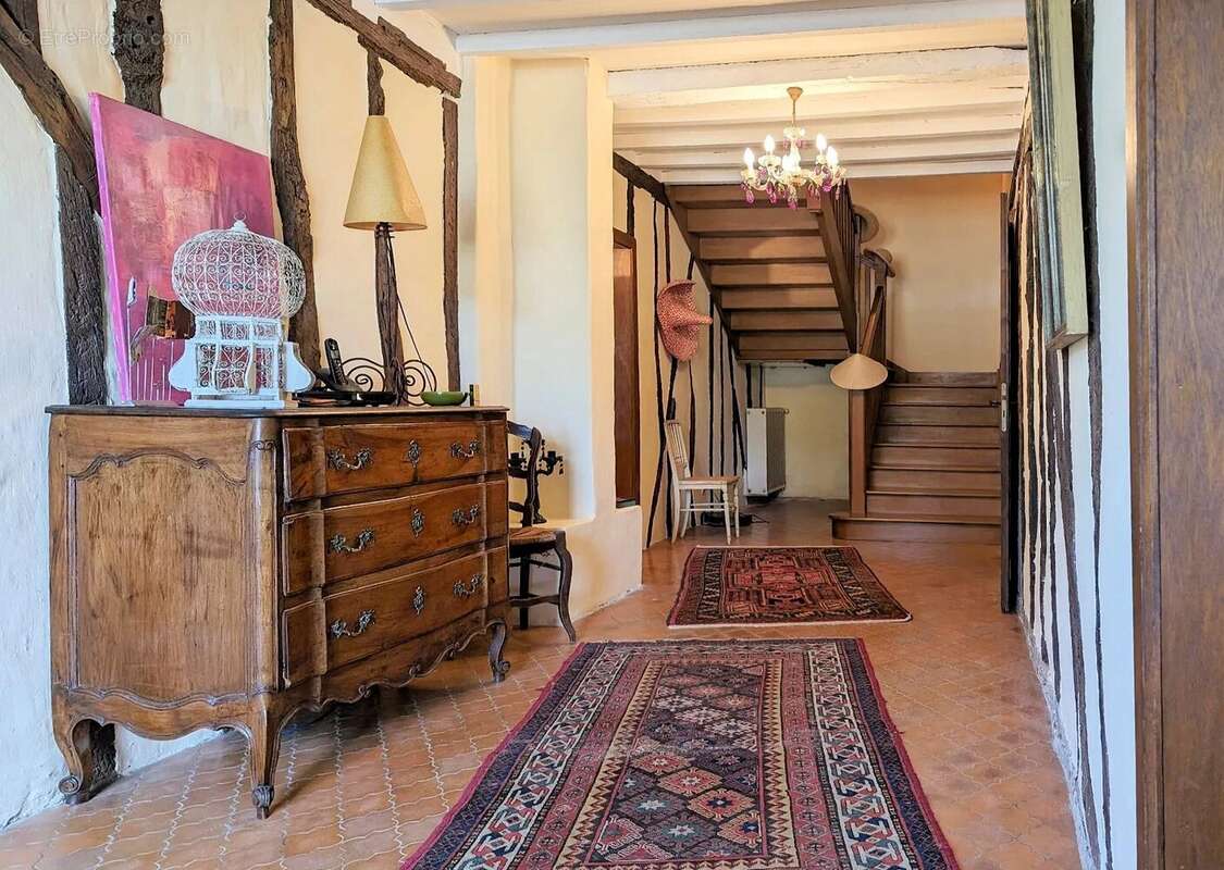 Maison de caractère avec 4 chambres sur 'environ 7318 m². - photo 4