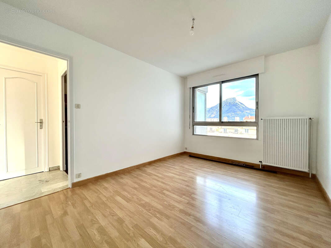 GRENOBLE - T3 de 75m2 avec balcon, cave et garage. - photo 8