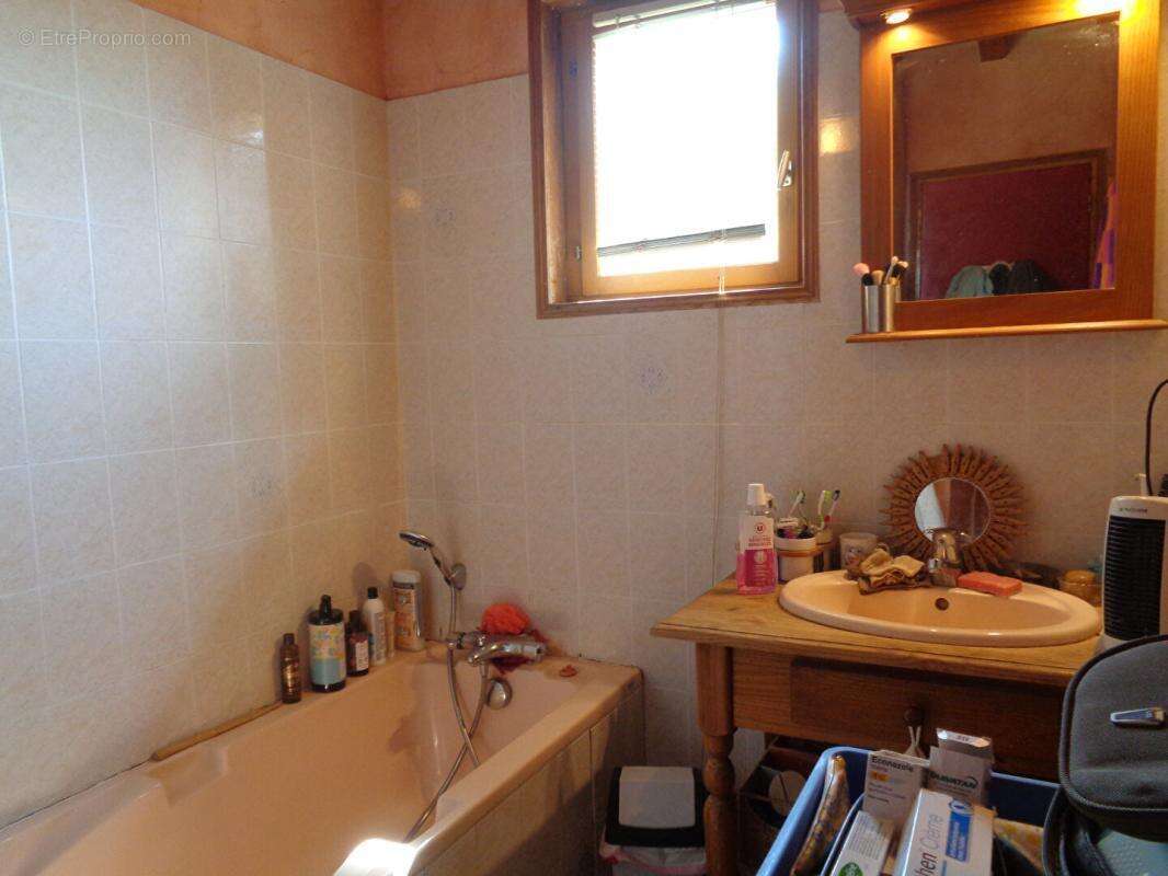 Coubon(43), maison de 240 m2 habitables, 4 chambres sur 1440 m2 de terrain - photo 5