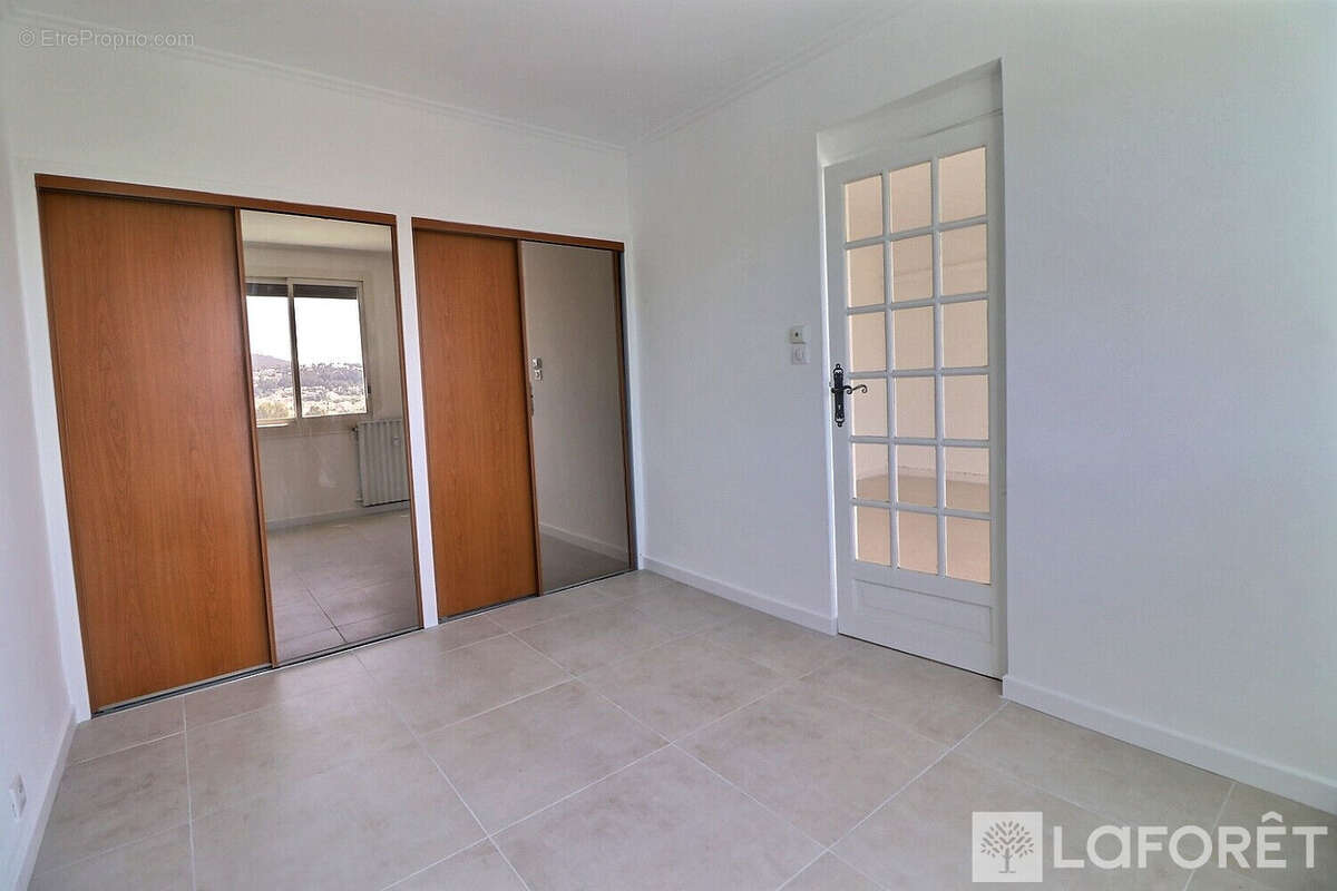 DERNIER ETAGE- F4-Balcon-Stationnement-Cave-Hyères Ouest - photo 7