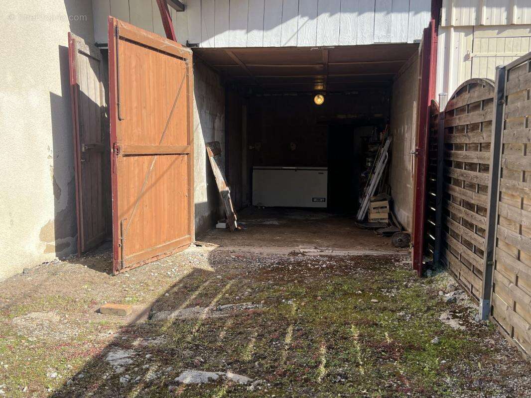 Maison à AZAY-LE-FERRON