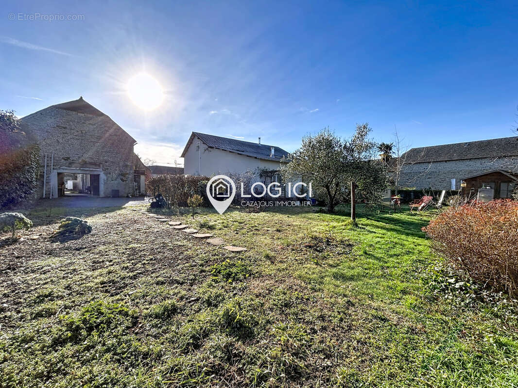 ANGAIS - Vente d'un enclos béarnais rénové avec maison d'habitation et location T4 - photo 2