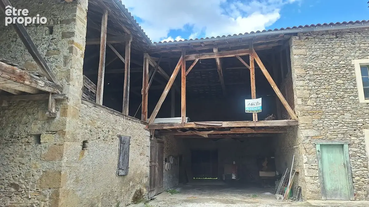 Belle batisse en pierre entiérement rénovée de 245 m², grange et terrain. - photo 3