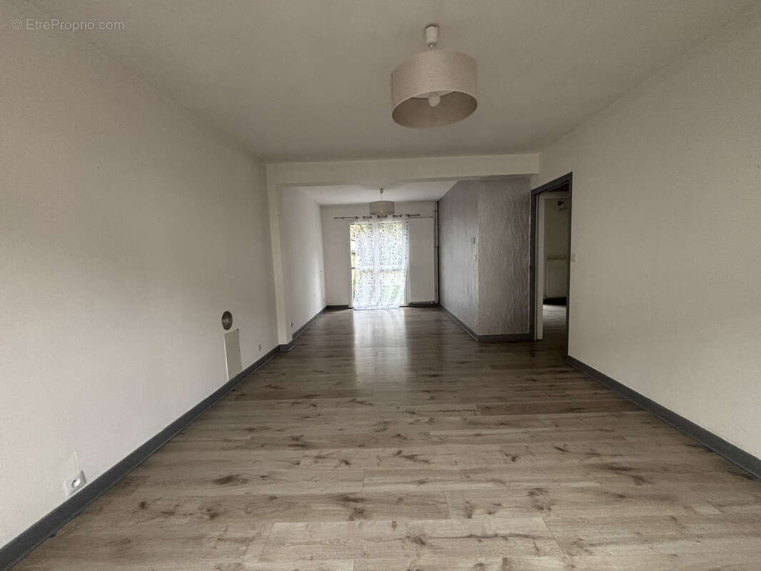 CHATILLON SUR SEINE : proche du centre ville ,maison rénovée de 120 m2 avec grange de 100m2 et cour - photo 7