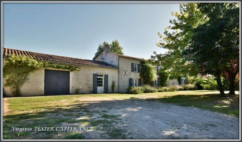 Maison à vendre 10 pièces VILLENEUVE LA COMTESSE (17) sur 4800 m² de terrain avec dépendances - photo 3
