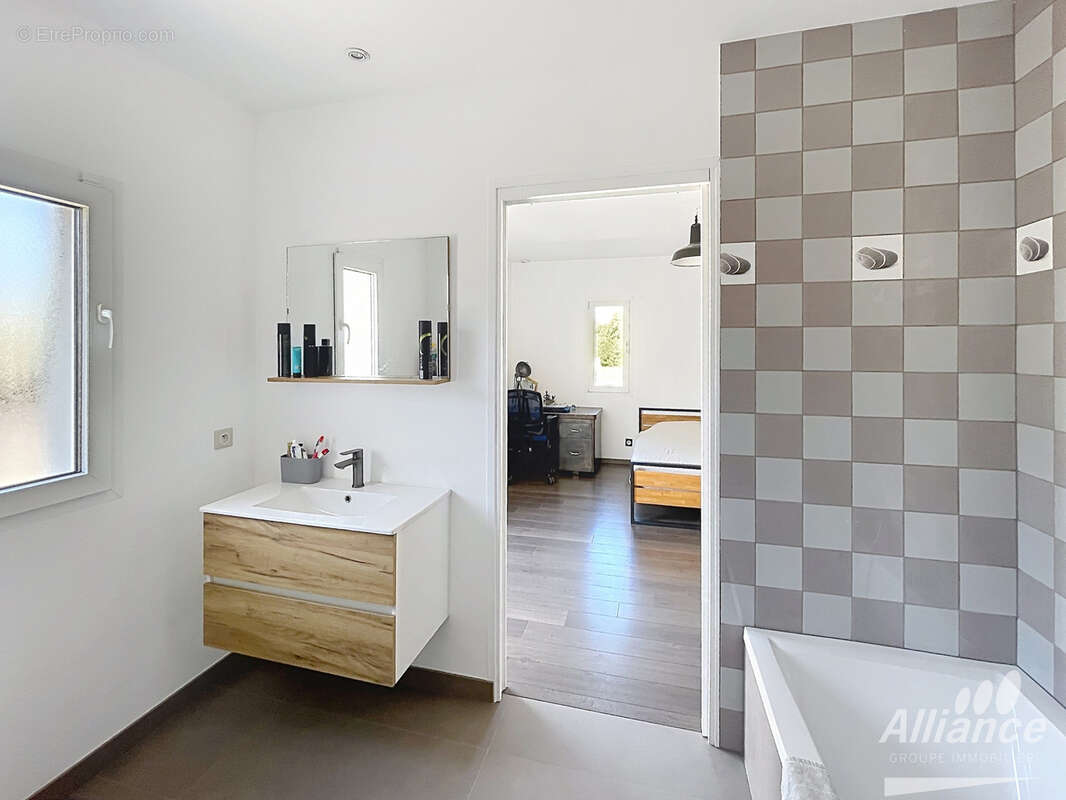 Maison de prestige de 162 m2  avec 4 chambres en lisière de forêt   Cadre atypique - photo 12