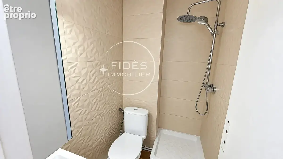 Marseille Saint-Charles — Studio rénové avec soin, balcon et climatisation, au dernier étage - photo 6