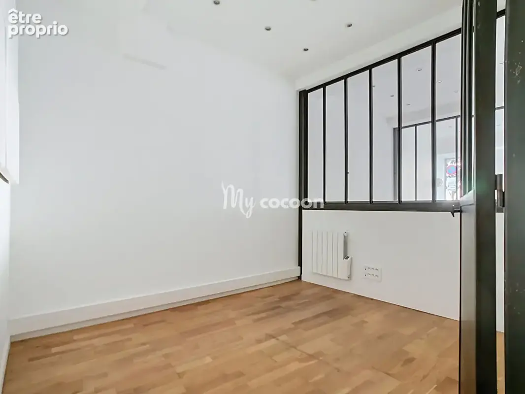 PLACE SAINT LOUIS Local commercial - 60 m² - photo 6