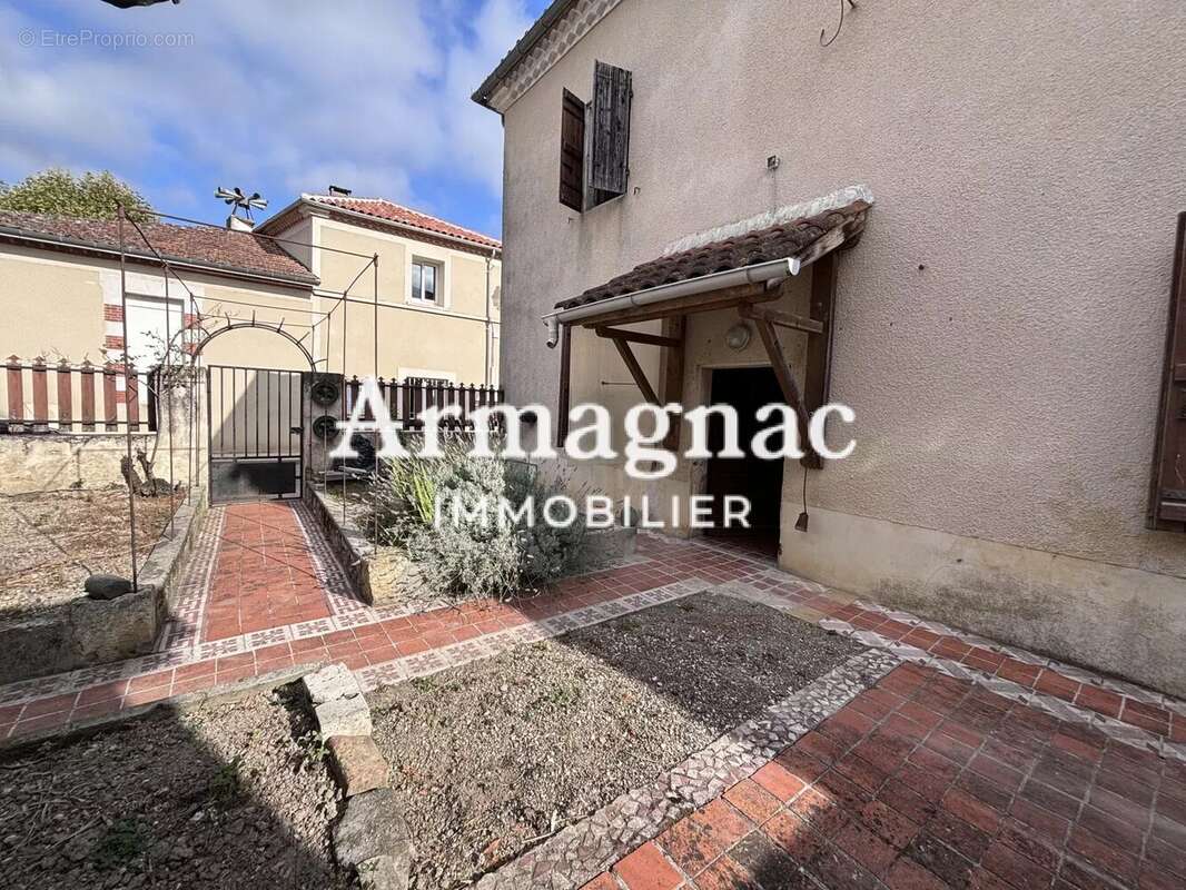 Maison à VIC-FEZENSAC