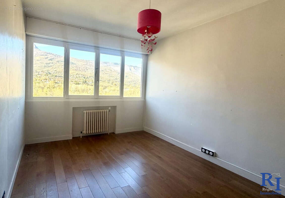 Chambre 1 orientée Ouest, avec rangements - Appartement à ECHIROLLES