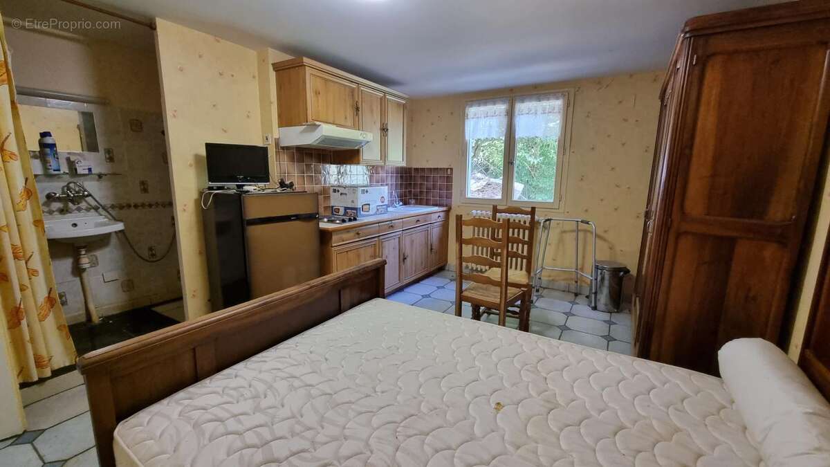 Maison à SAINT-PIERRE-DE-CHIGNAC