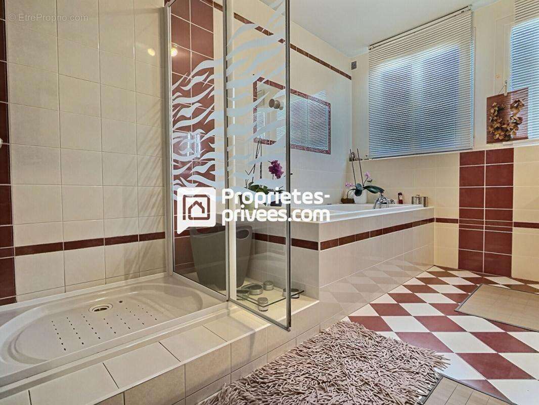 Maison T6 d'env. 161.5 m2 avec 5 ch. avec jardin et piscine sur PERIGUEUX (24000) - photo 8