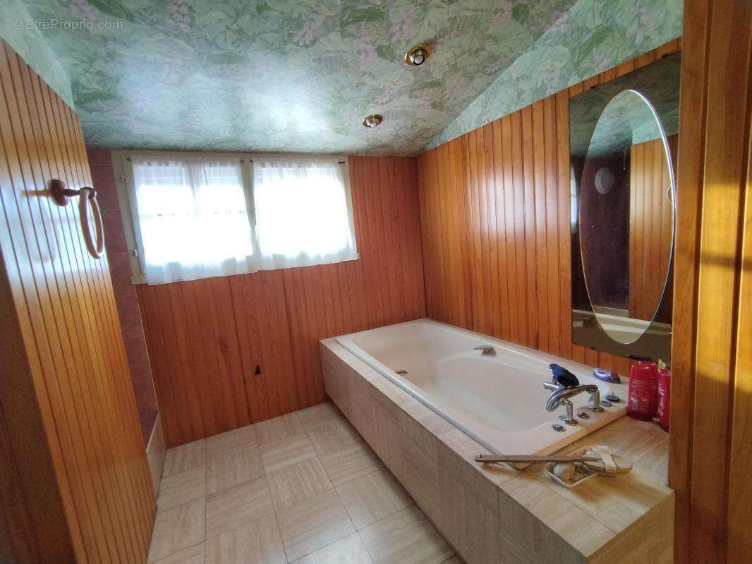 Charente, proche La Rochefoucauld, maison 200 m², piscine couverte avec terrain 5529 m² - photo 19