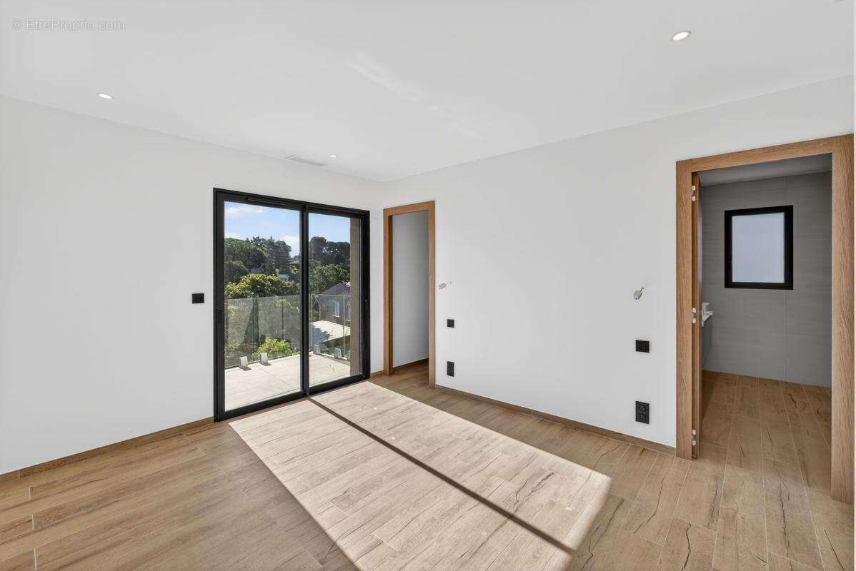 MOUGINS INTERNATIONAL : Villa Neuve avec Ascenseur en Domaine Privé - photo 7