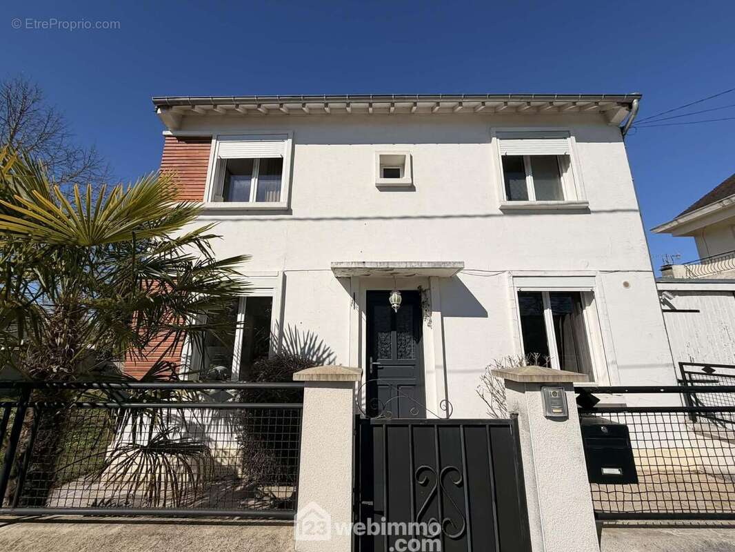 Maison avec commodités de plain pied d'une surface habitable de 150 m² - Maison à LAON