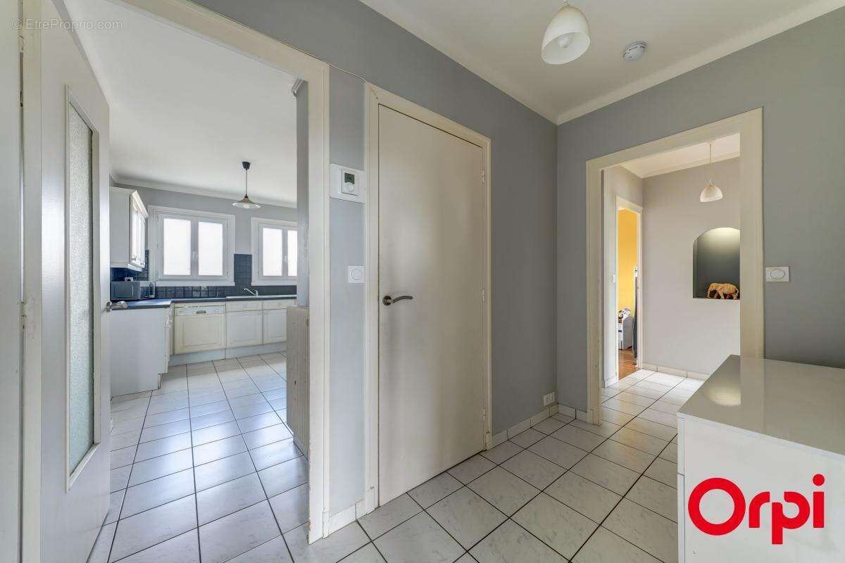CALUIRE CENTRE BOURG - T3 de 79 m² avec vue dégagée - photo 11