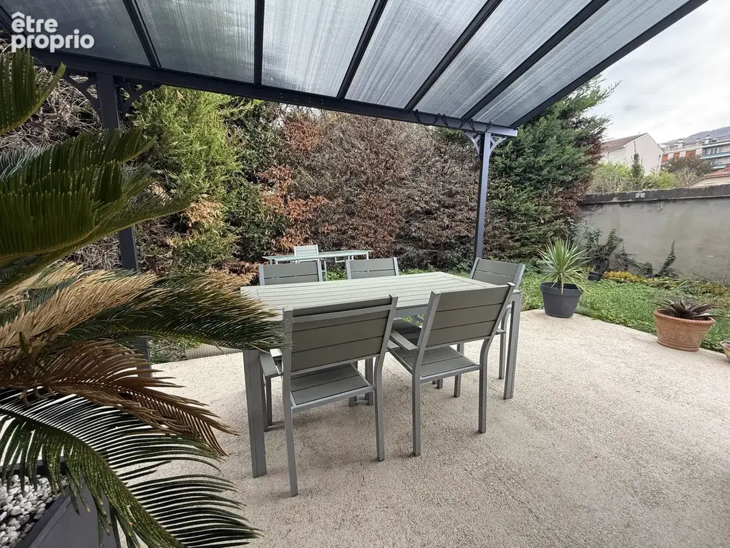 HIDRI IMMO PLUS vous propose en exclusivité une maison mitoyenne avec climatisation et garage à Fontaine - photo 1