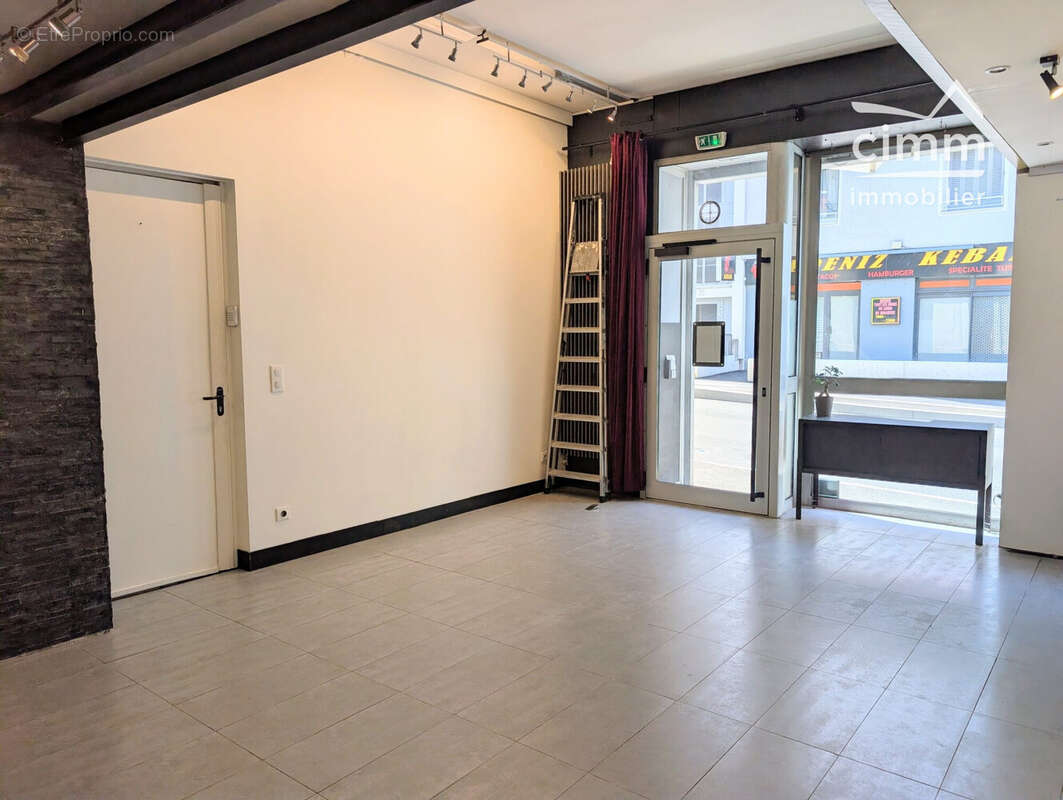 Commerce 32 m² à Fontaine  - photo 4