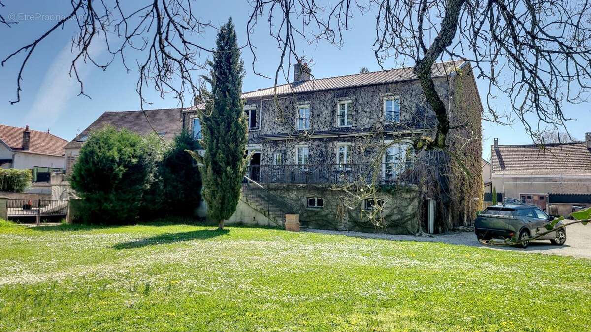 Dijon Est, Maison de caractère de 238 m², 4 chambres et terrain de 2857 m² - photo 2