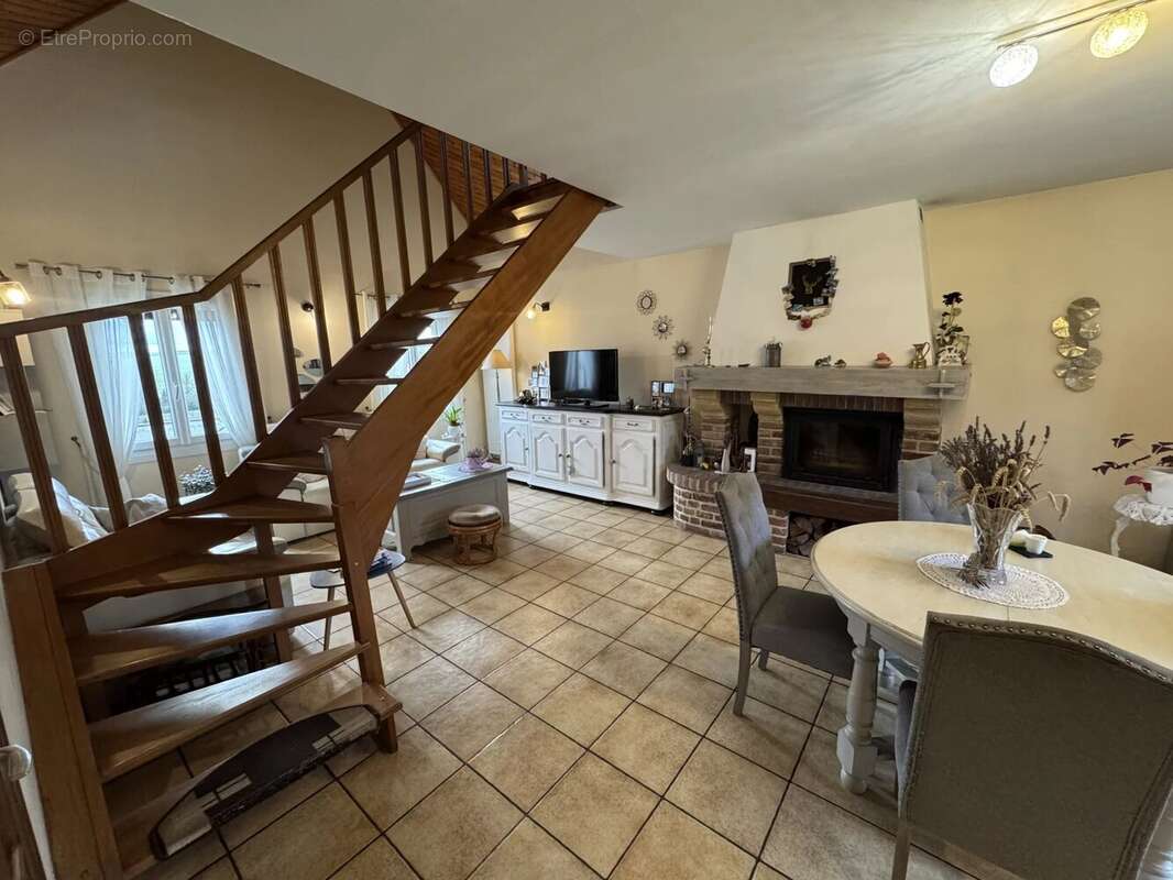 Maison à DOMART-SUR-LA-LUCE