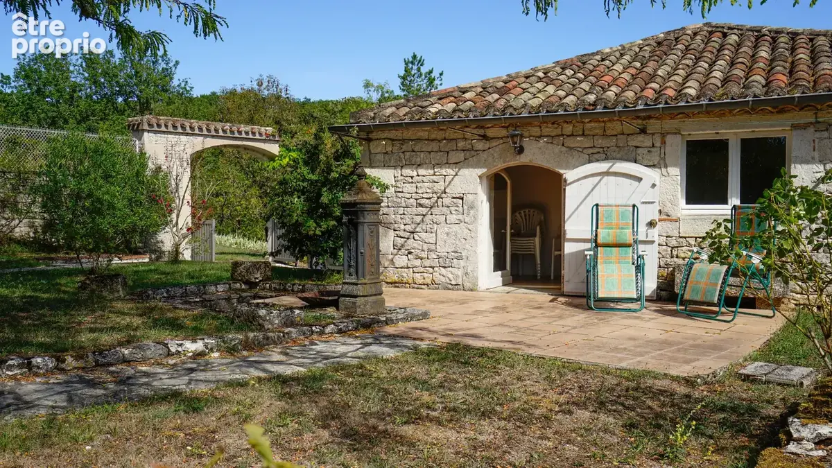 Superbe propriété en pierre du XVIIIᵉ siècle avec gîte et piscine, au cœur d’un parc arboré de 6000 m2 - photo 2