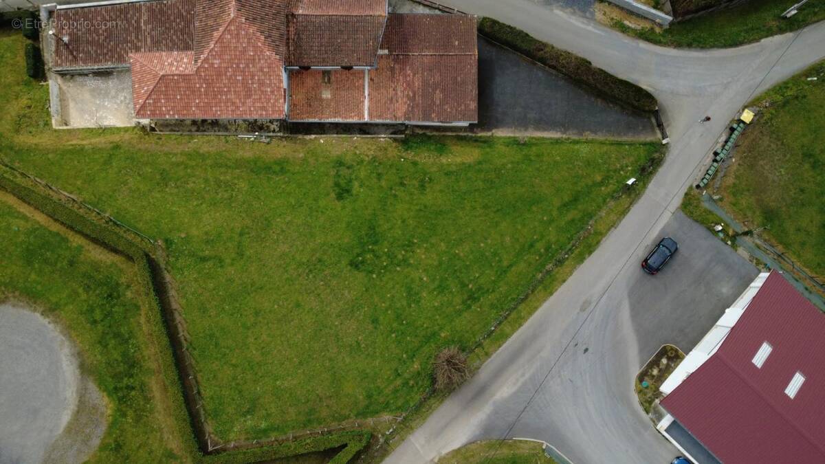 Terrain à AYHERRE