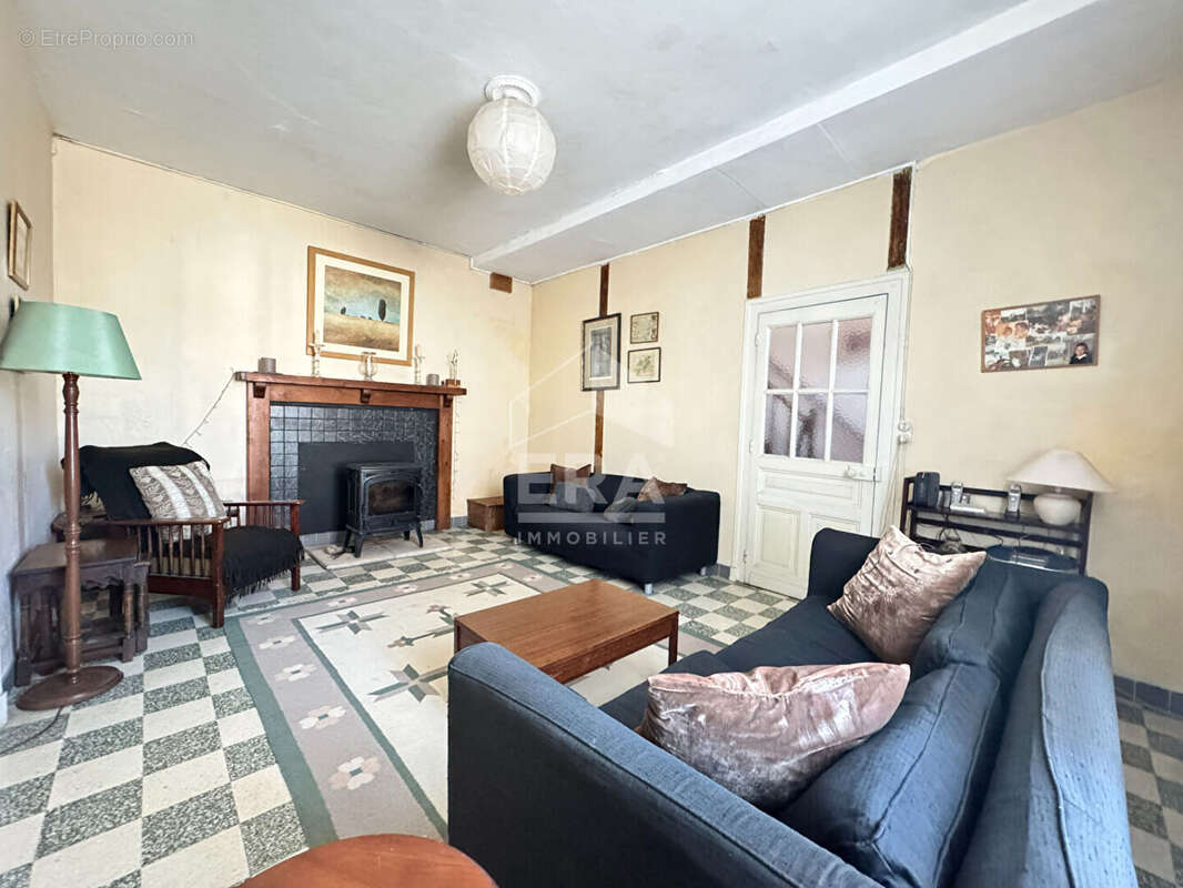 Maison à SAINT-PIERRE-DE-CHIGNAC