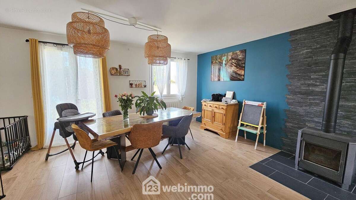 Voici l'espace salle à manger... - Maison à MALESHERBES