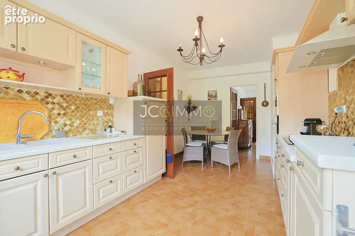 Villa de 318m2 avec deux logements indépendants et fort potentiel ! - photo 17