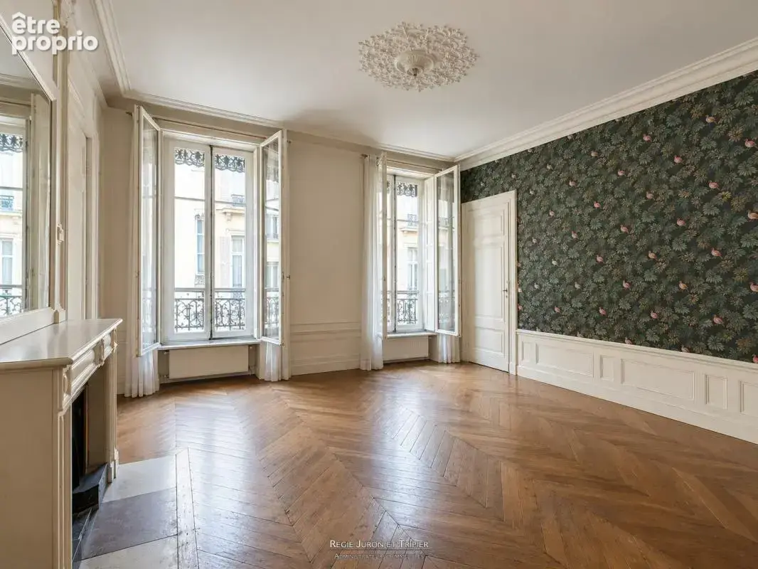 F4 Traversant de 143 m² - Rue Duhamel- 69002 Lyon - photo 2