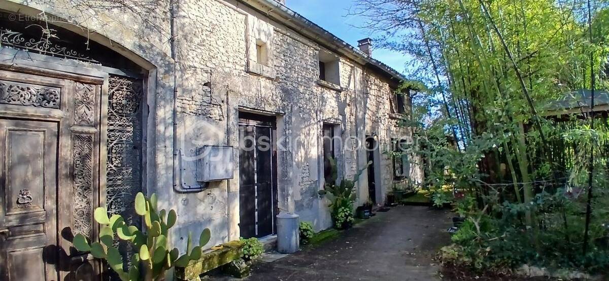 Maison à BARBEZIEUX-SAINT-HILAIRE