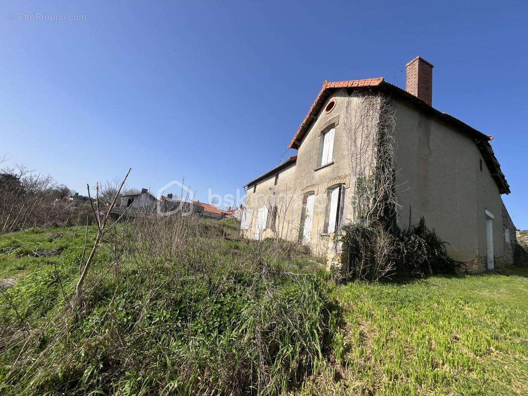 Maison en pierre à rénover – 4 pièces – terrain 2046 m² – terrasse plein sud avec vue sur la vallée - photo 3