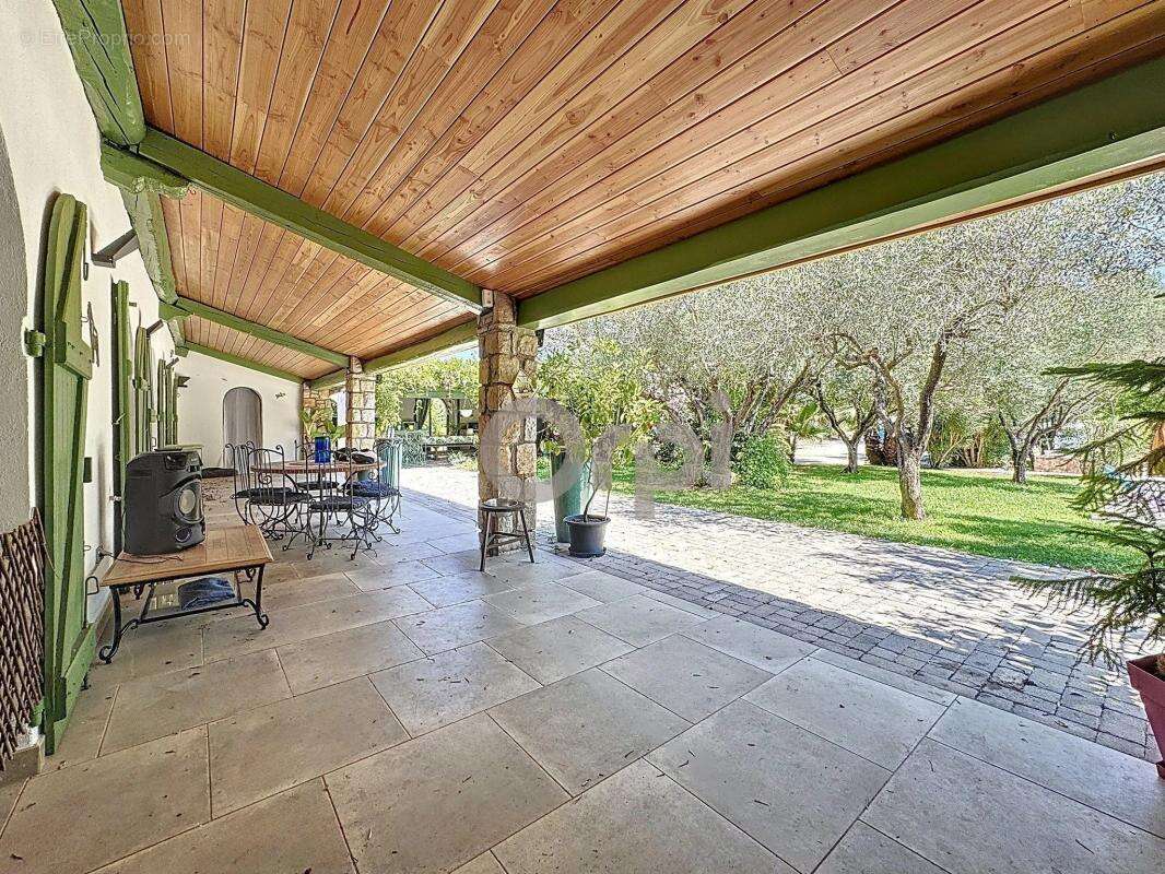Propriété de Prestige avec Piscine spa et Terrain de tennis à Roquebrune-sur-Argens - photo 18
