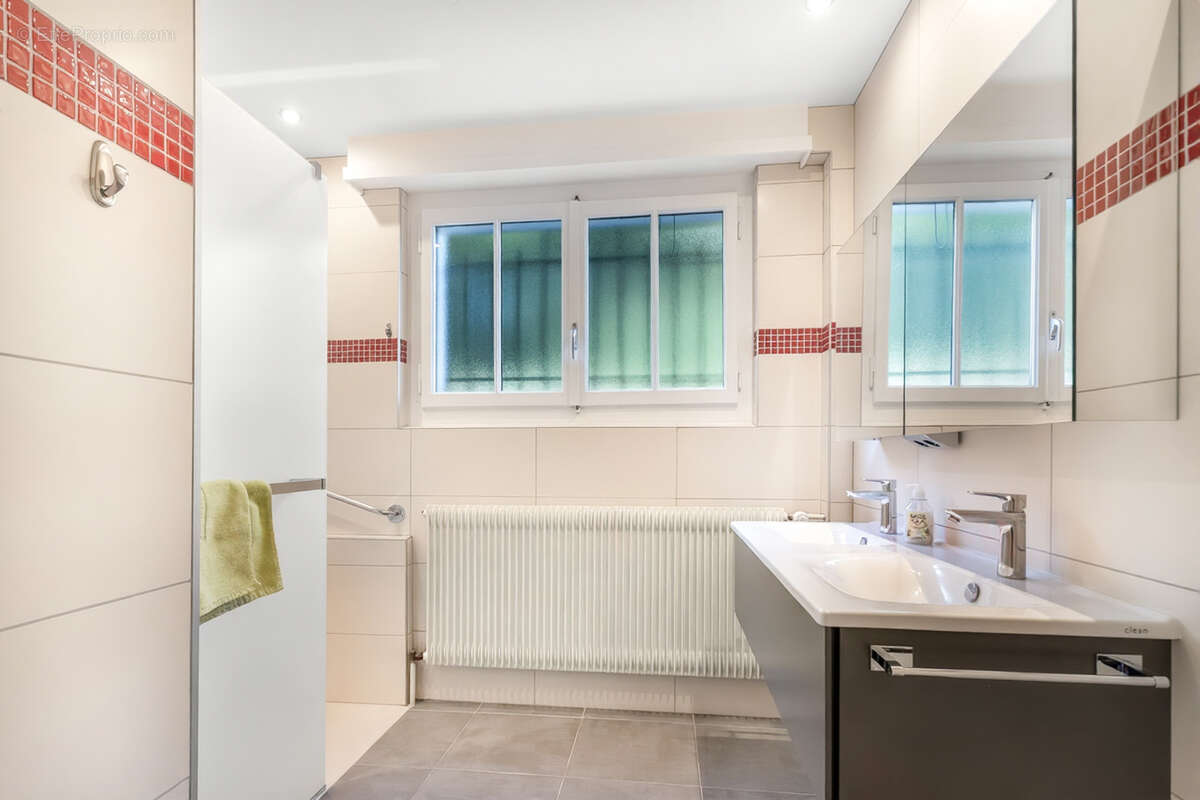À Vendre   Maison 8 pièces de 206 m2 à Vétraz-Monthoux. - photo 8