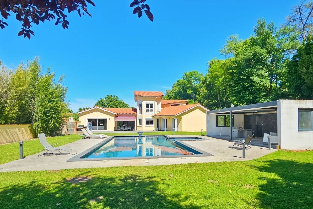 Maison à UNIAS