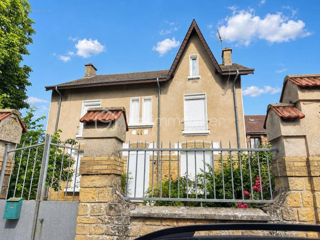 Maison de maître avec nombreuses dépendances et fort potentiel - photo 1