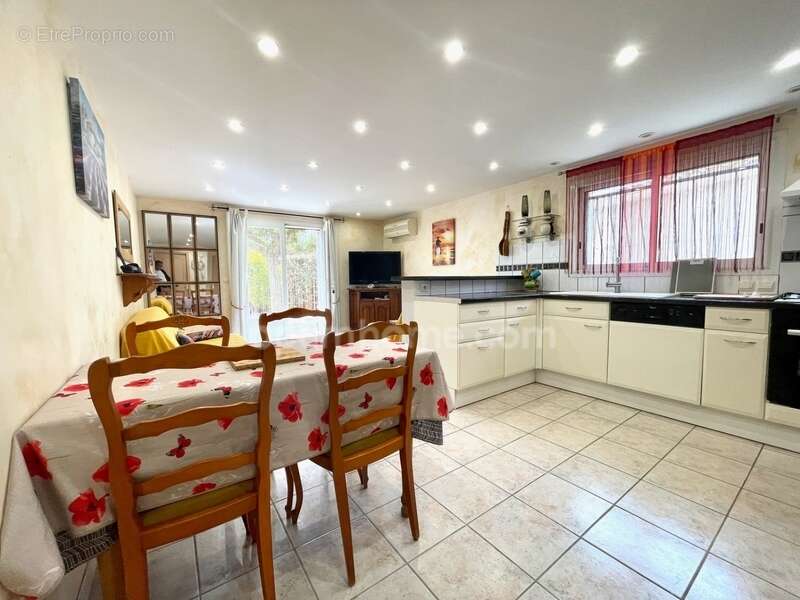 Propriété avec rendement locatif, piscine et garage - photo 13