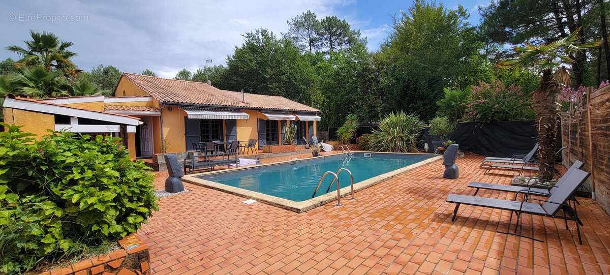 TERRASSE AVEC PISCINE - Maison à LE TEMPLE