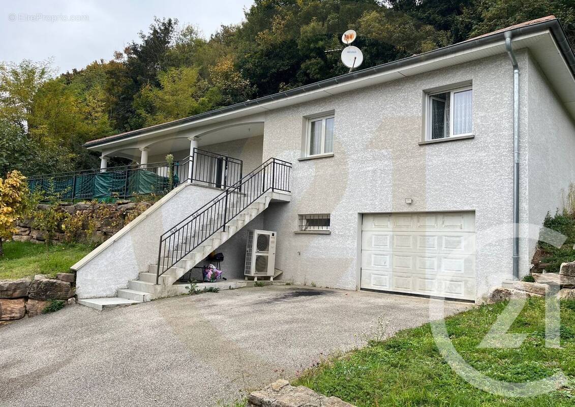 Maison à SAINT-CLAIR-DE-LA-TOUR